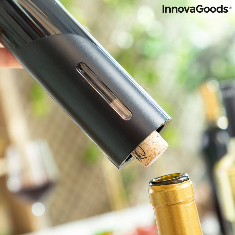 Saca-rolhas elétrico em metal cinza e arejador de vinho no fundo taças de  vinho
